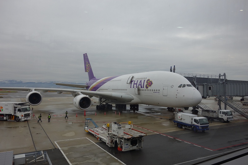 タイ航空　ファーストクラス搭乗記２　機内紹介編　（TG６２３　関空－バンコク）　