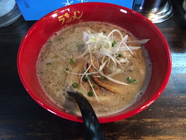 ラーメン海鳴（うなり）清川店で、魚介とんこつとシコシコ細麺を味わいました。