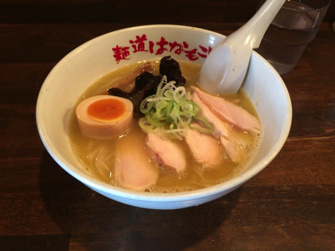 【麺道はなもこし】で濃厚鶏白湯スープのラーメンを頂きました。