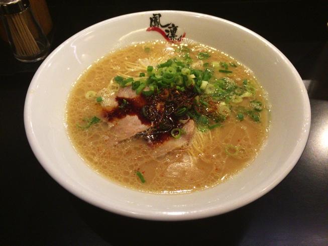 （閉店）【鳳凛（ほうりん）今泉】で特製辛味ダレのとんこつラーメンを味わいます。
