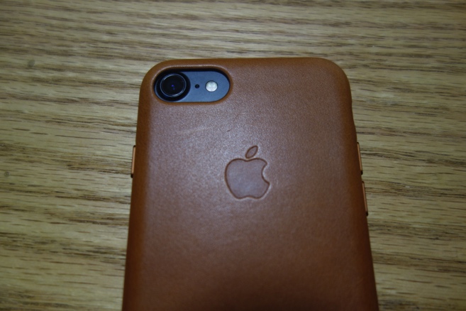 iPhoneには【純正レザーケース】こそがよく似合う（レビュー）