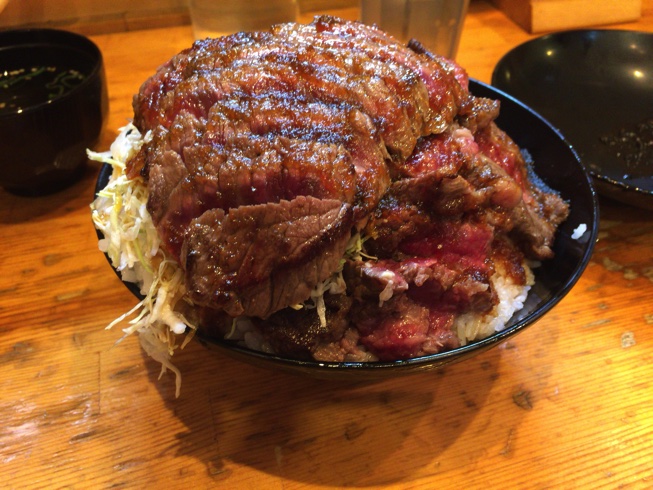 【ニクゼン】行列が出来る焼肉屋の１ｋｇ特盛りステーキ丼を制覇しました