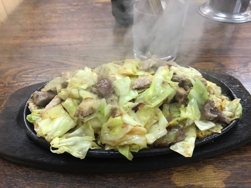 【びっくり亭 高宮店】特製辛味噌に惚れるＢ級グルメ「鉄板焼肉」がホットリミット突破！